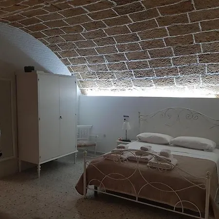 Dimora Via Celso Πανσιόν 3*