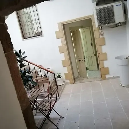 Dimora Via Celso Πανσιόν 3*