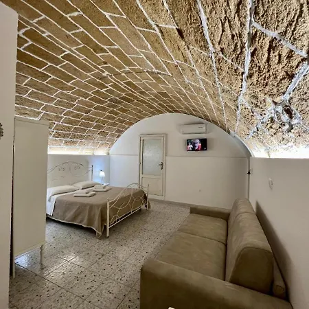 Dimora Via Celso Πανσιόν 3*