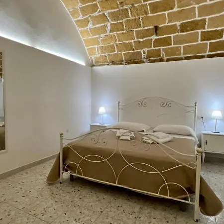 Dimora Via Celso Πανσιόν 3*